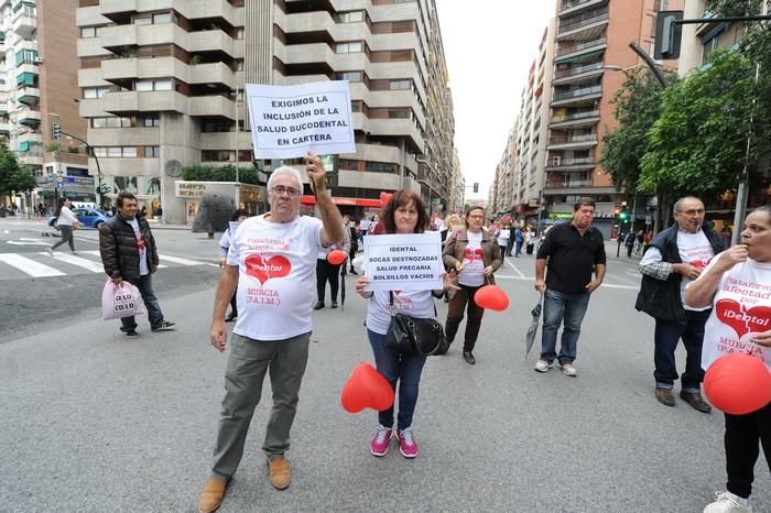 Manifestación de afectados por el cierre de iDenta