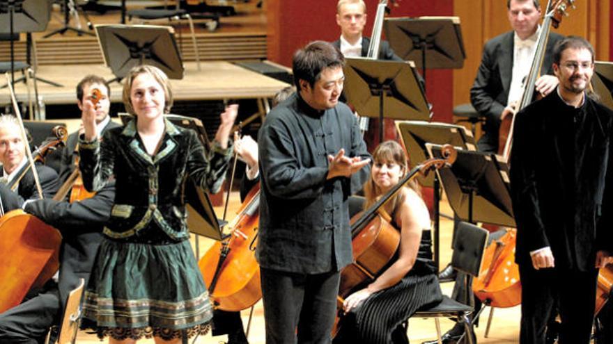De izquierda a derecha, Laura Vega, el maestro Lü Jia,  el pianista José Luis Castillo, y los músicos de la Sinfónica tinerfeña, el sábado en el Auditorio.