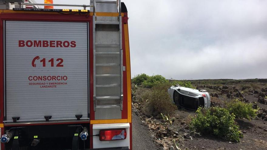 Dos heridos leves tras volcar un coche en Lanzarote