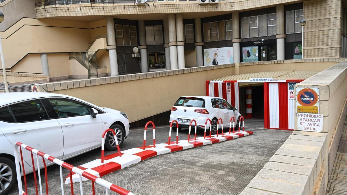 Entrada al aparcamiento subterráneo de un edificio en Elche.