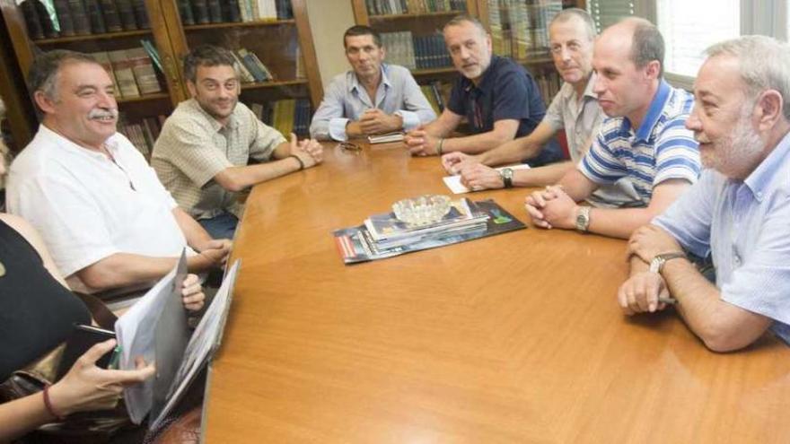 La edil coruñesa de Medio Ambiente, los alcaldes de Oleiros y A Coruña, el patrón mayor, el regidor de Cambre, dos mariscadores, y el de Culleredo.