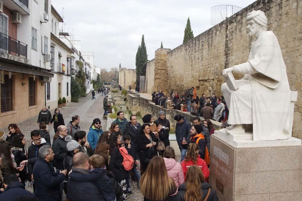 Un puente de selfies y colas