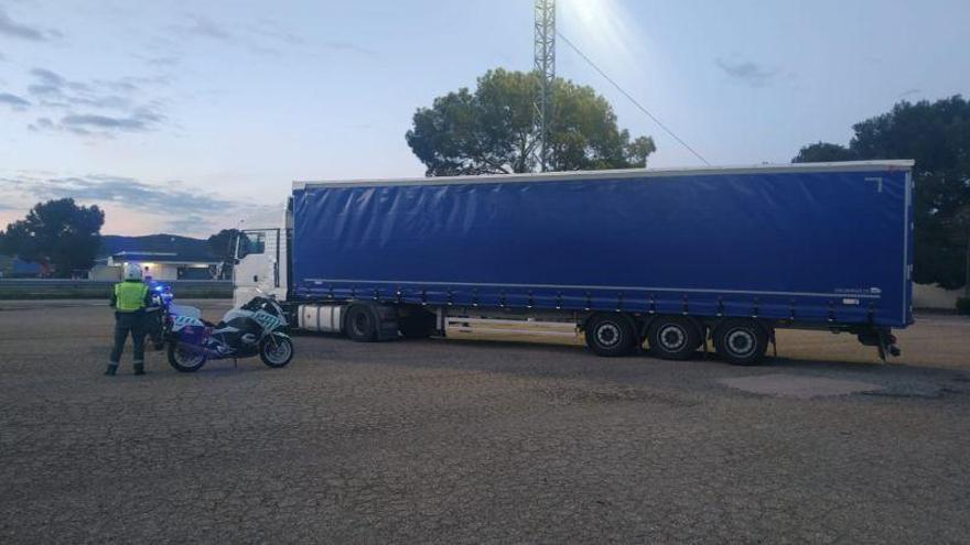 Detenido un camionero al circular ebrio y dando bandazos por la A-2