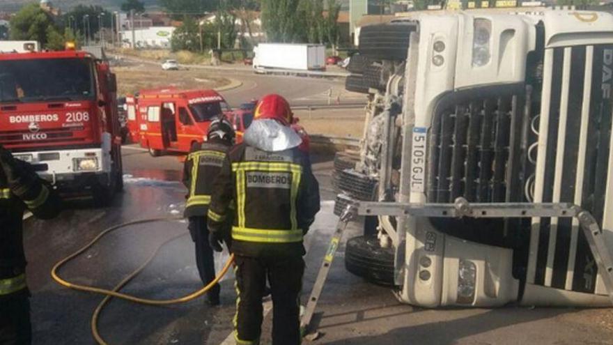 Un herido al volcar su camión en el acceso a la autovía A-2 desde La Almunia