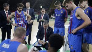 Jasikevicius da instrucciones a sus jugadores en un tiempo muerto