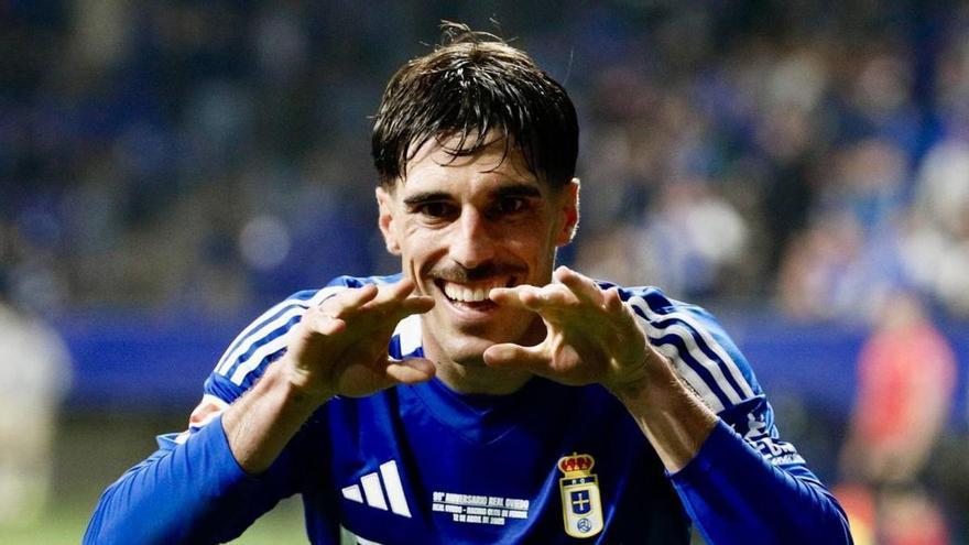 Nacho Vidal celebra su gol al Racing de Ferrol en el Carlos Tartiere. | JUAN PLAZA
