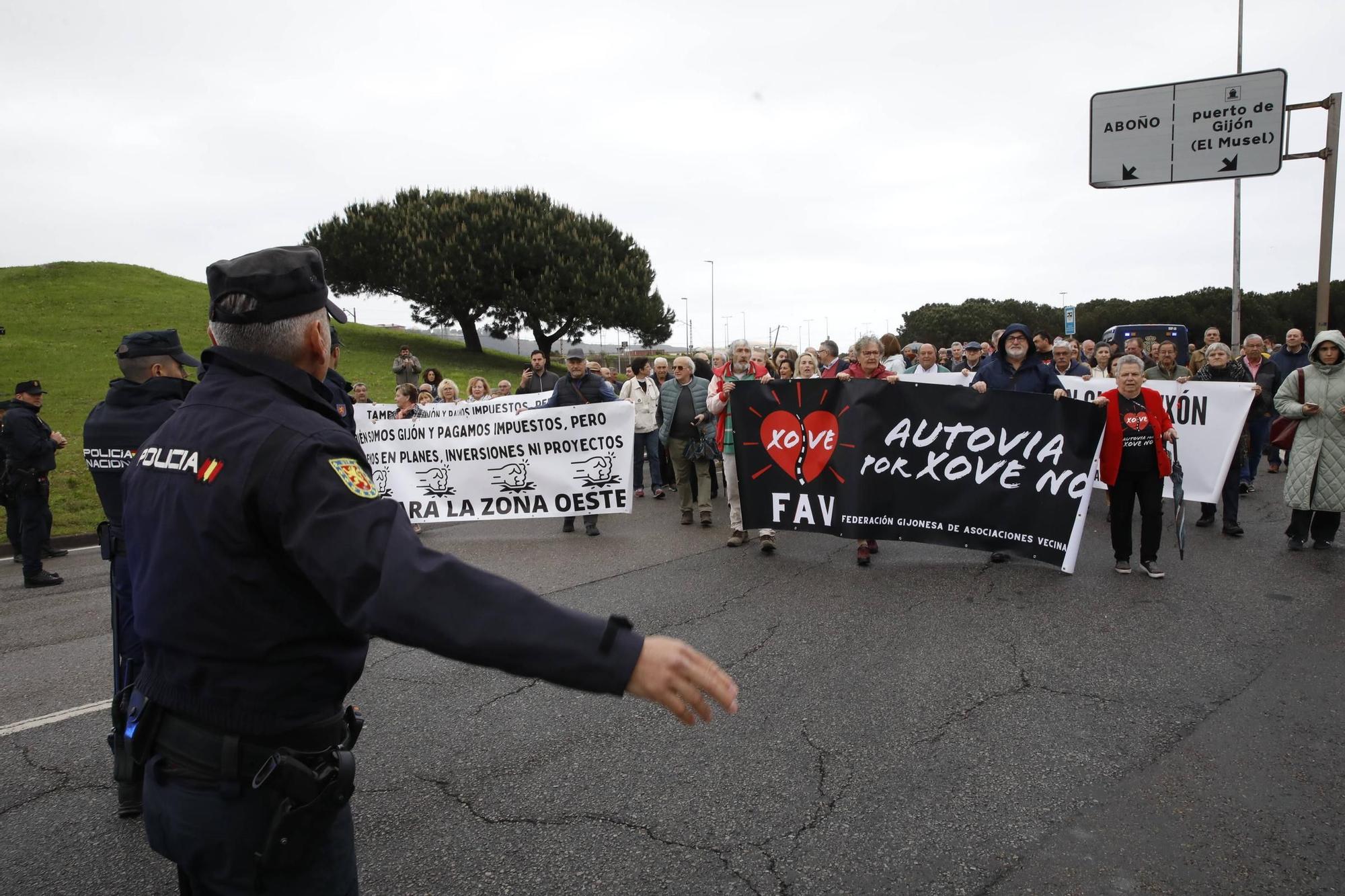 Así ha sido la movilización vecinal cortando el tráfico a El Musel (en imágenes)