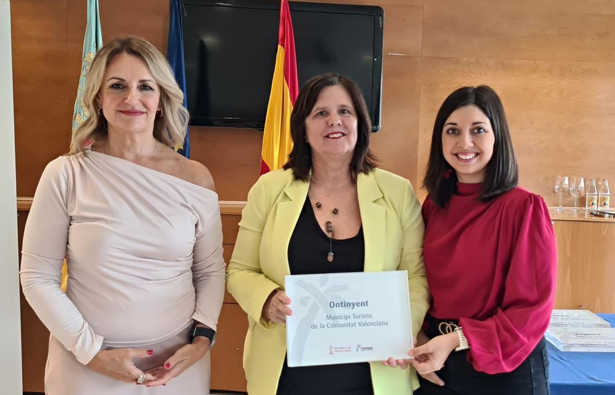 La consellera Nuria Montes y las concejalas Sayo Gandia y Ángels Muñoz.