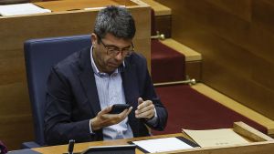 Mazón revisa su teléfono móvil durante el último pleno en las Corts, la semana pasada.