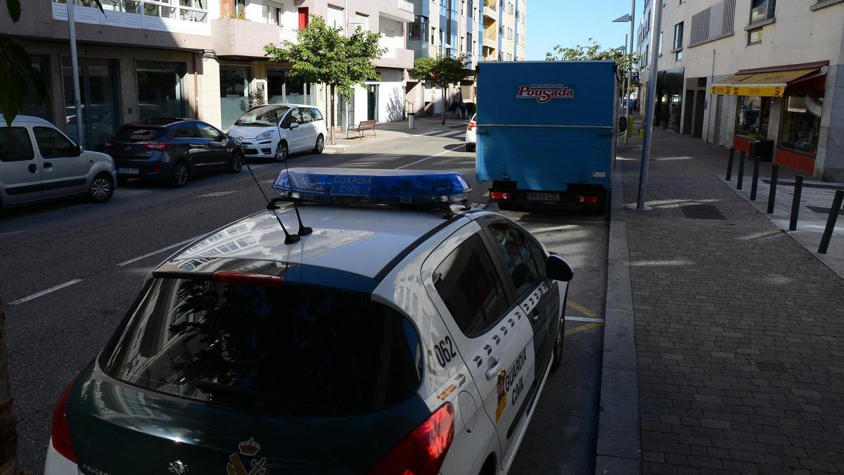 Un vehículo de la Guardia Civil estacionado en el centro de Bueu.
