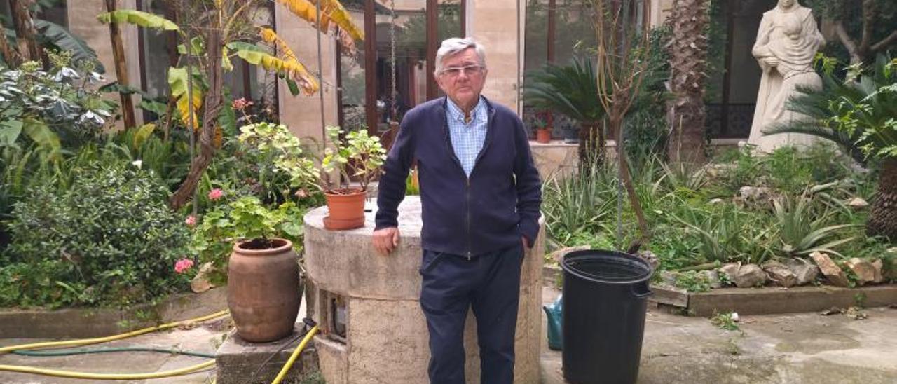 El padre Ángel, de 68 años, en el claustro del convento