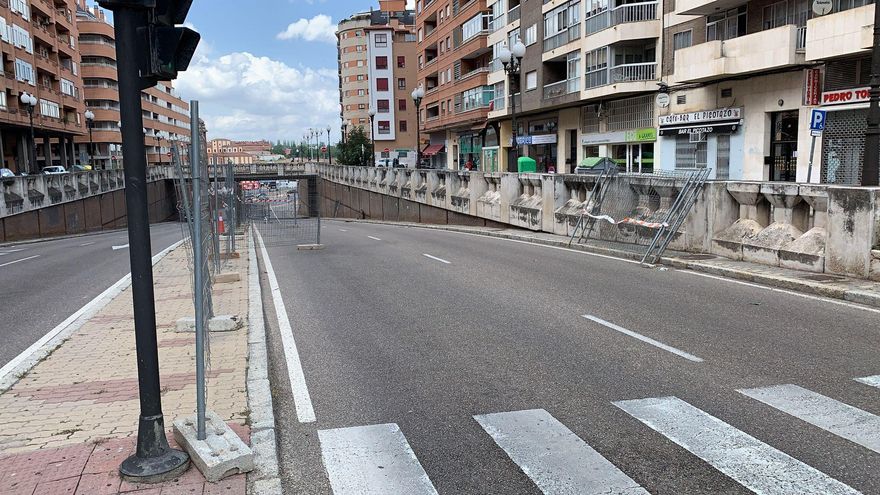 Uno de los carriles dobles del puente de Tres Cruces, cortado ya al tráfico para iniciar las obras