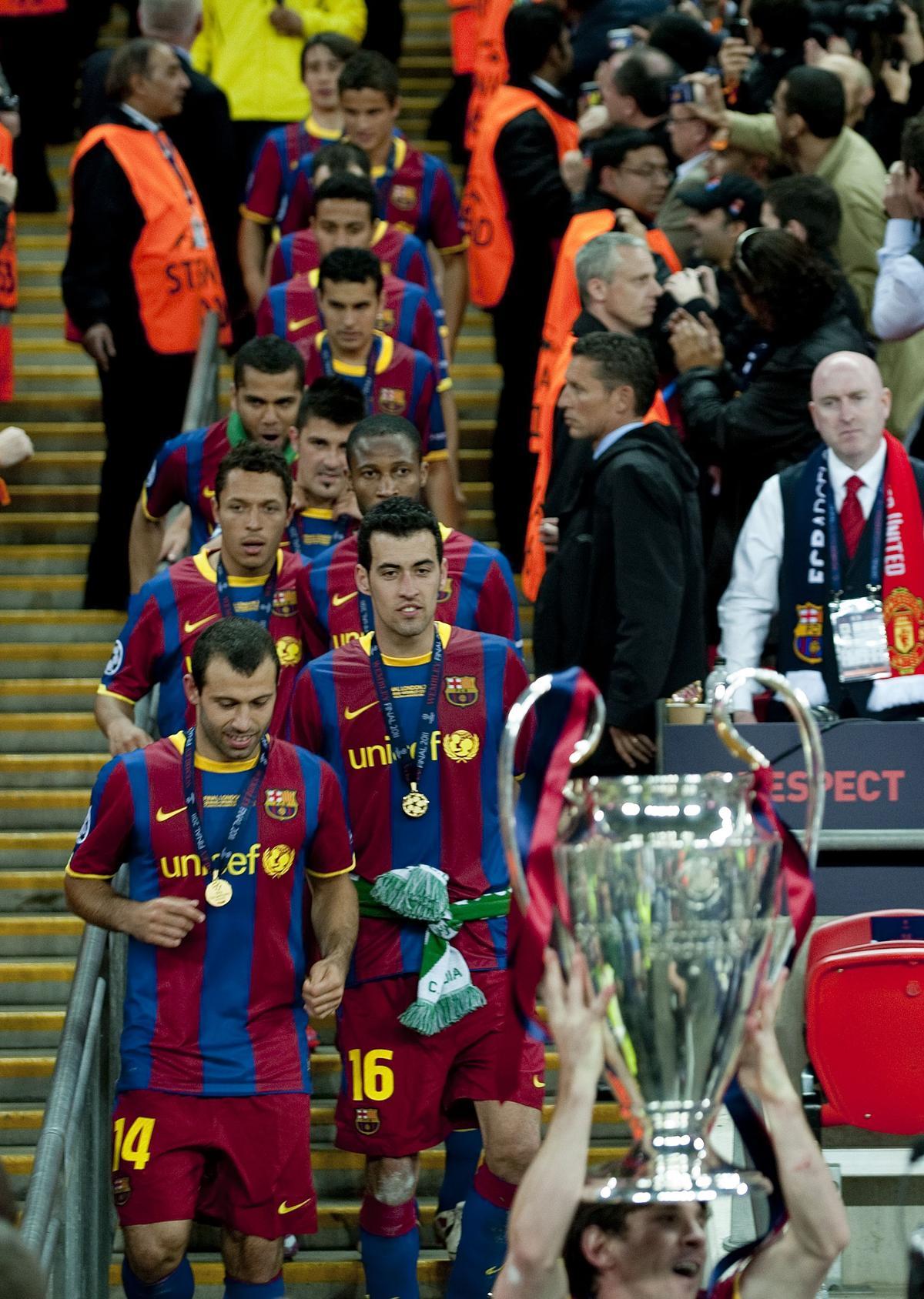 Busquets y resto del equipo azulgrana detrás de la ’orejona’ en manos de Messi tras la final contra el Manchester United en el estadio de Wembley, en mayo de 2011