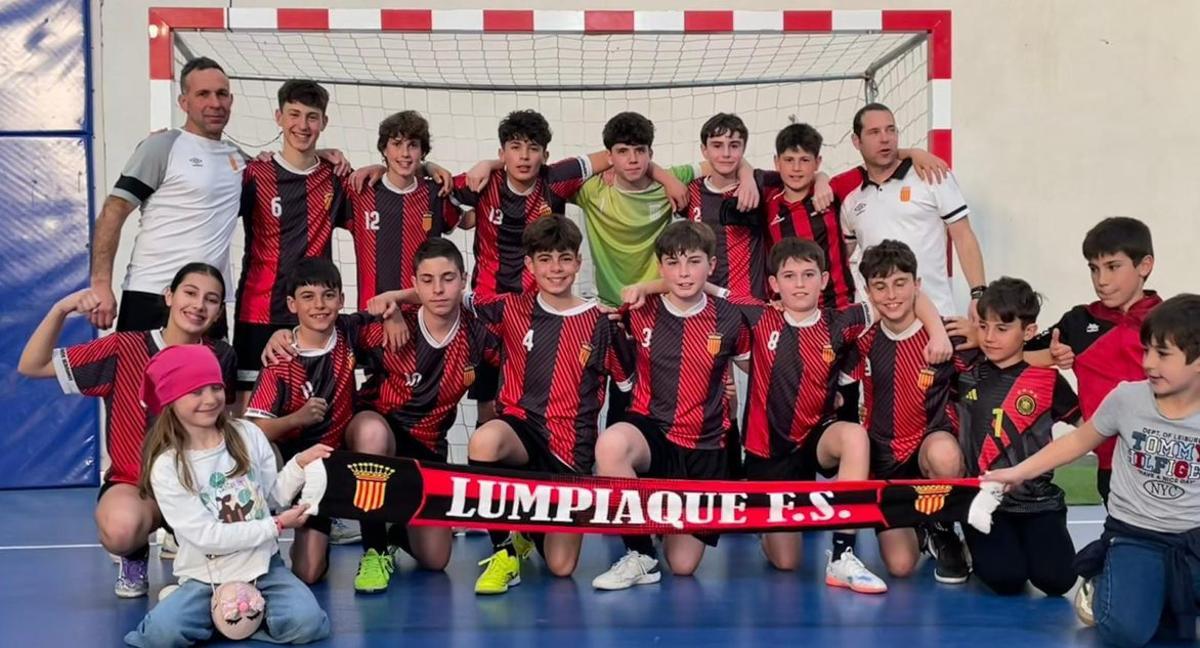 Los integrantes del infantil del Lumpiaque FS celebran el triunfo.