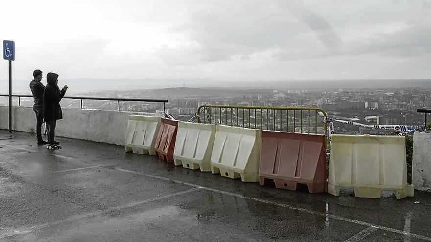 Se fuga tras destrozar con el coche el muro de la explanada del santuario de Cáceres