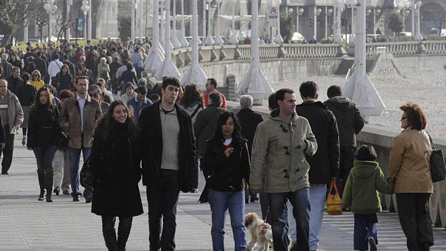 El paseo marítimo del Orzán, repleto de peatones. / víctor echave