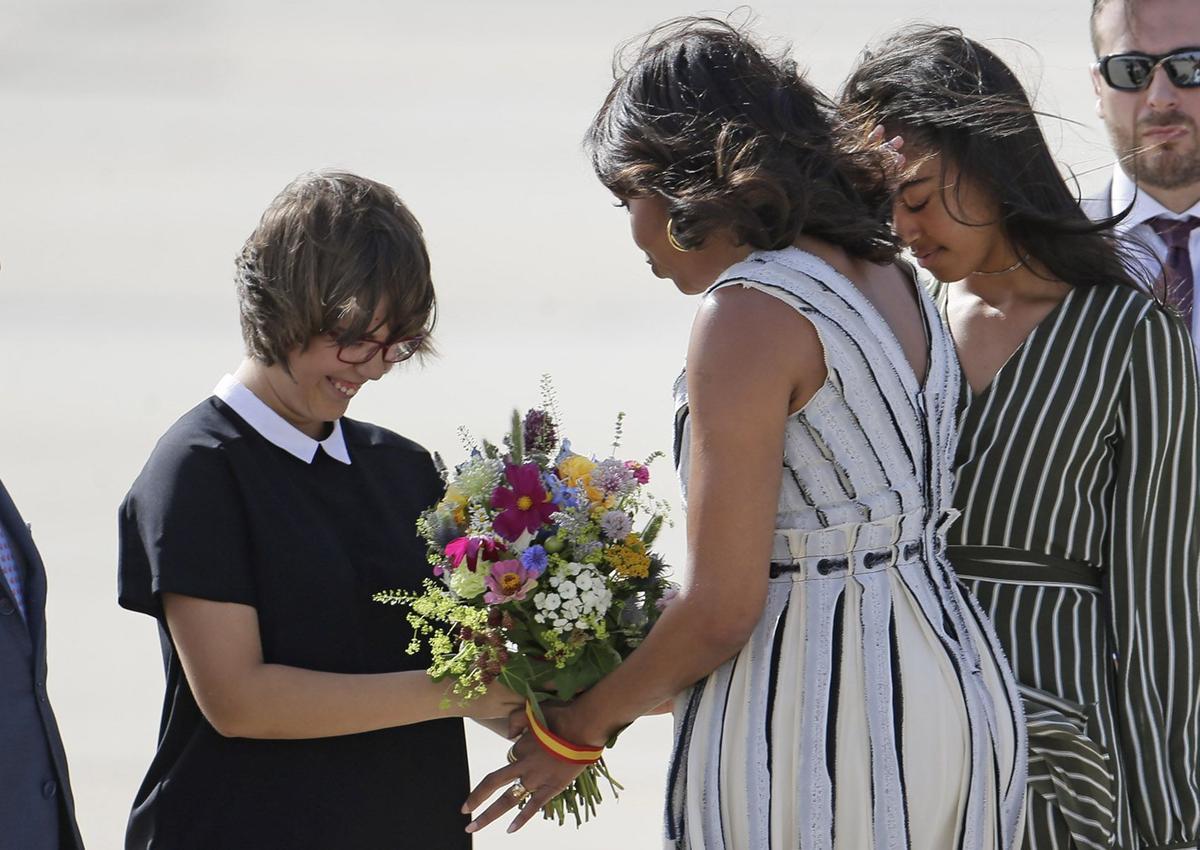 Michellke Obama y sus hijas reciben un ramo de flores en su llegada a Madrid