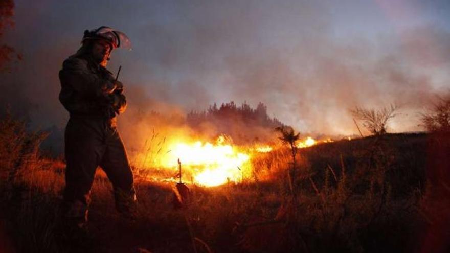 Un instante de las tareas de extinción del fuego declarado ayer en Borraxeiros (Agolada).  // Bernabé/Gutier