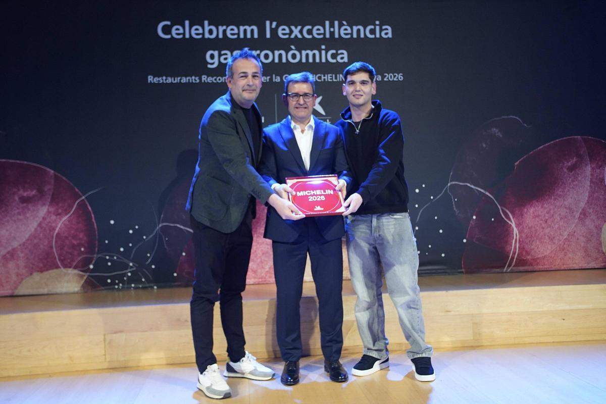 Les imatges de l'entrega de plaques als restaurants recomanats a la Guia Michelin