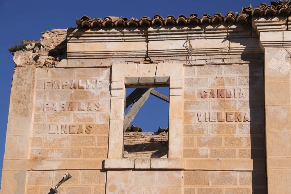 La antigua estación de Agres se viene abajo