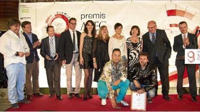 Foto de família dels premiats i homenatjats dijous amb representats de l'AJEG.