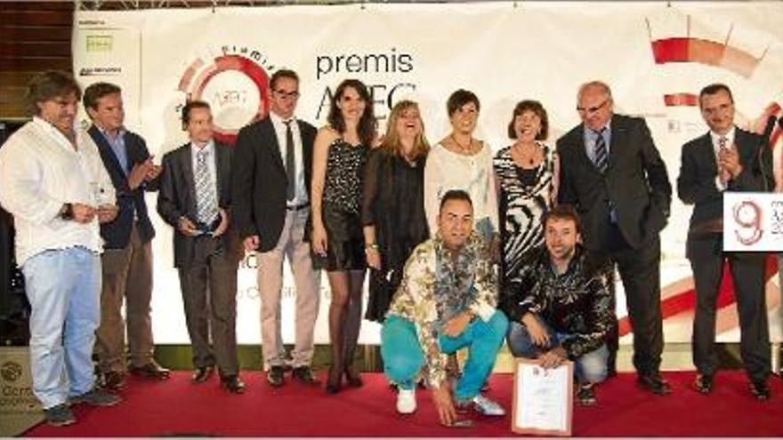 Foto de família dels premiats i homenatjats dijous amb representats de l&#039;AJEG.