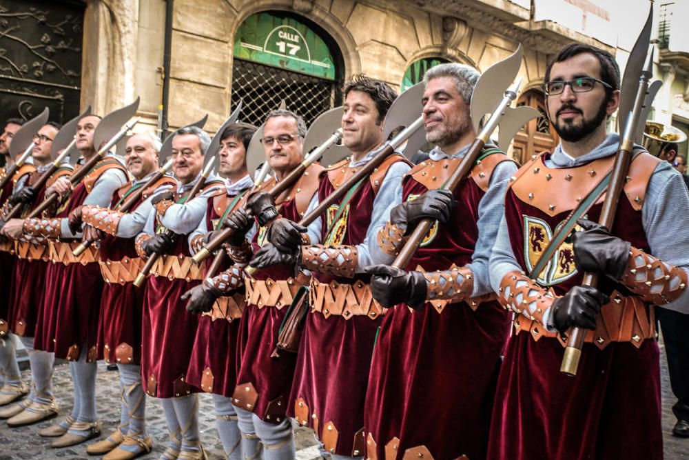 La procesión de la reliquia es uno de los actos que más agradan a los alcoyanos en el día dedicado al patrón San Jorge.