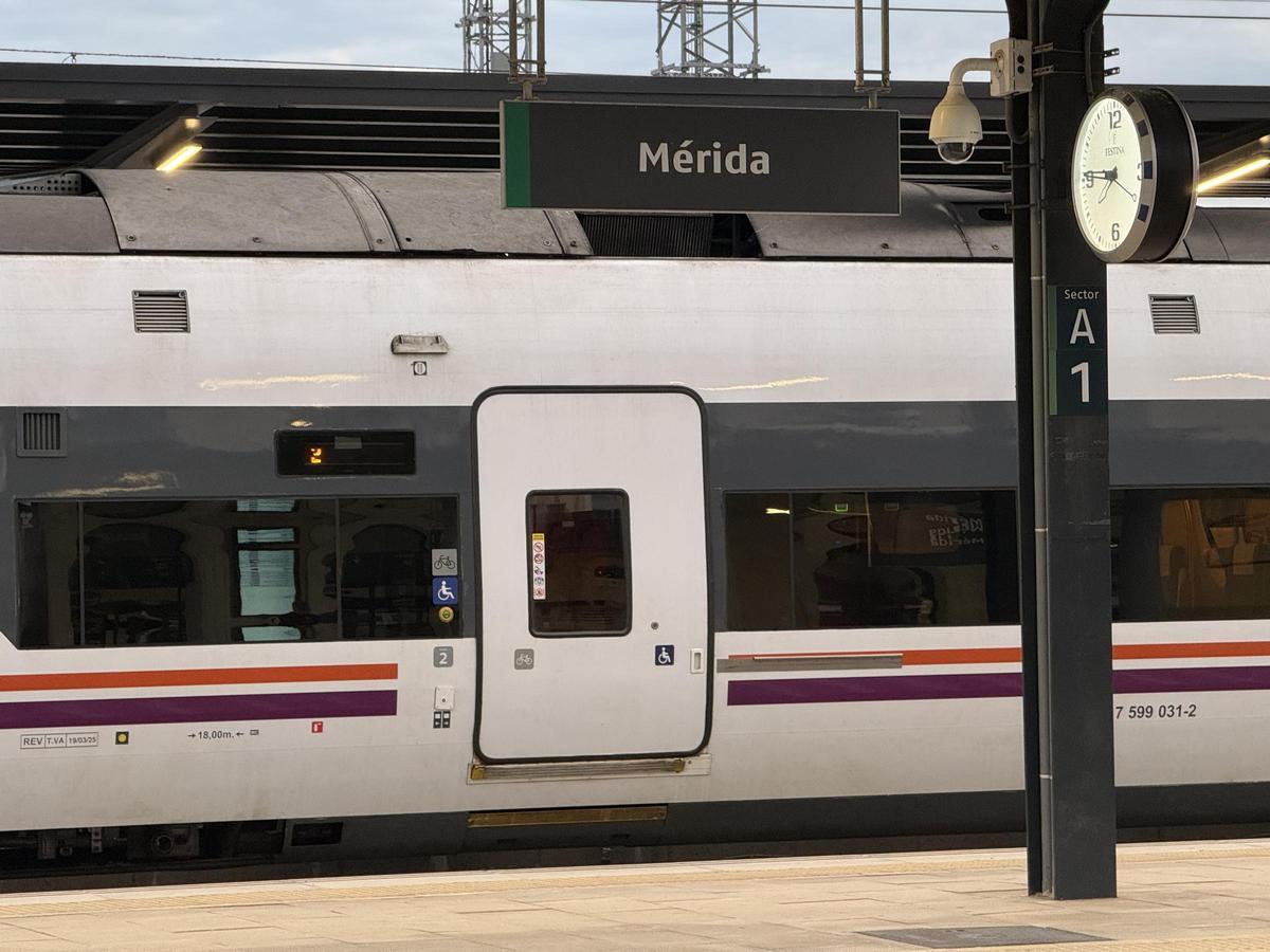 Un tren de pasajeros junto a uno de los andenes de la estación de Mérida.