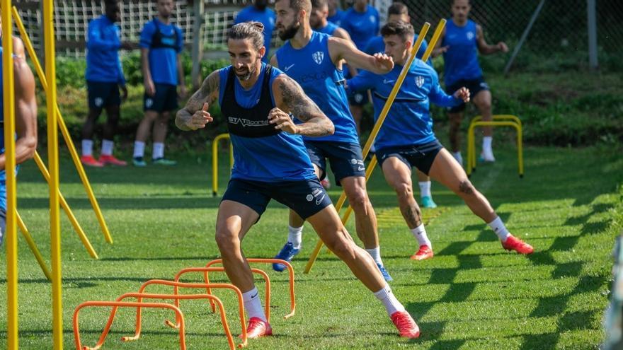 Los jugadores de los oscenses realizan ejercicios durante una sesión de entrenamiento el pasado año