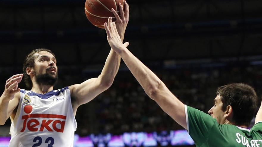 Llull entra a canasta en una acción del partido.