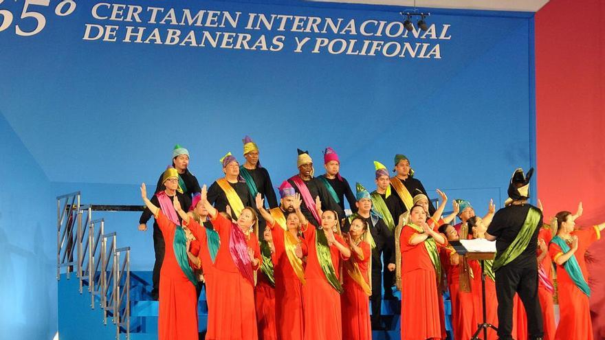 Imagen de un coro sobre el escenario de las Eras de la Sal en la última edición del Certamen Internacional de 2019