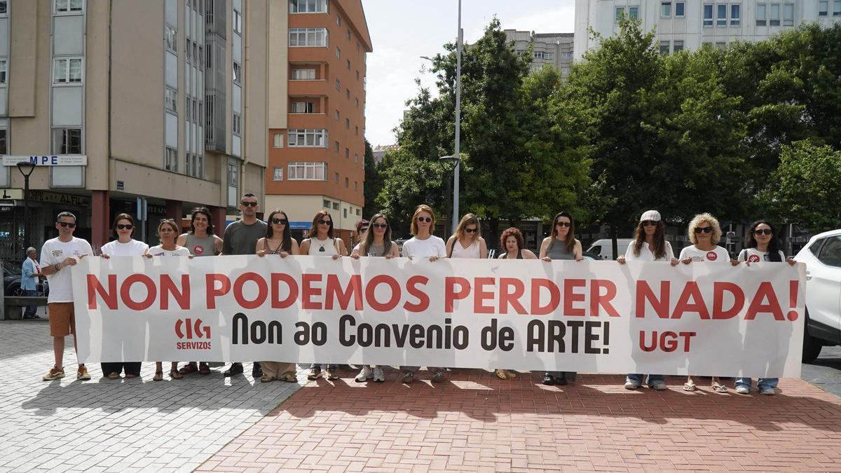 Participantes en la acampada frente a la Confederación de Empresarios de A Coruña.