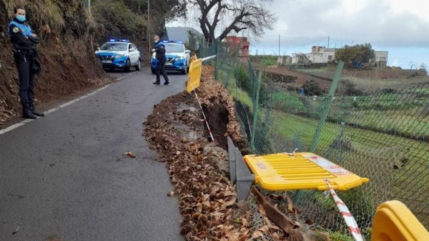 A landslide forces to cut a street