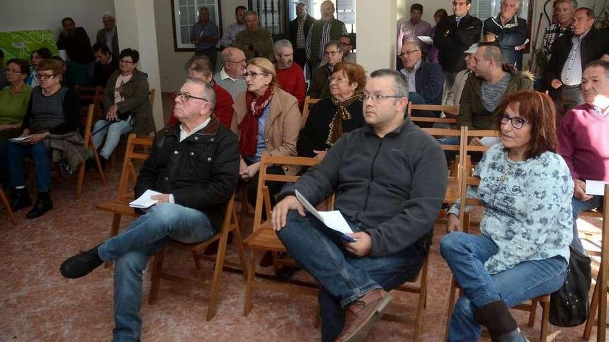 Algunos de los participantes en la asamblea de ayer en Verducido. // Rafa Vázquez