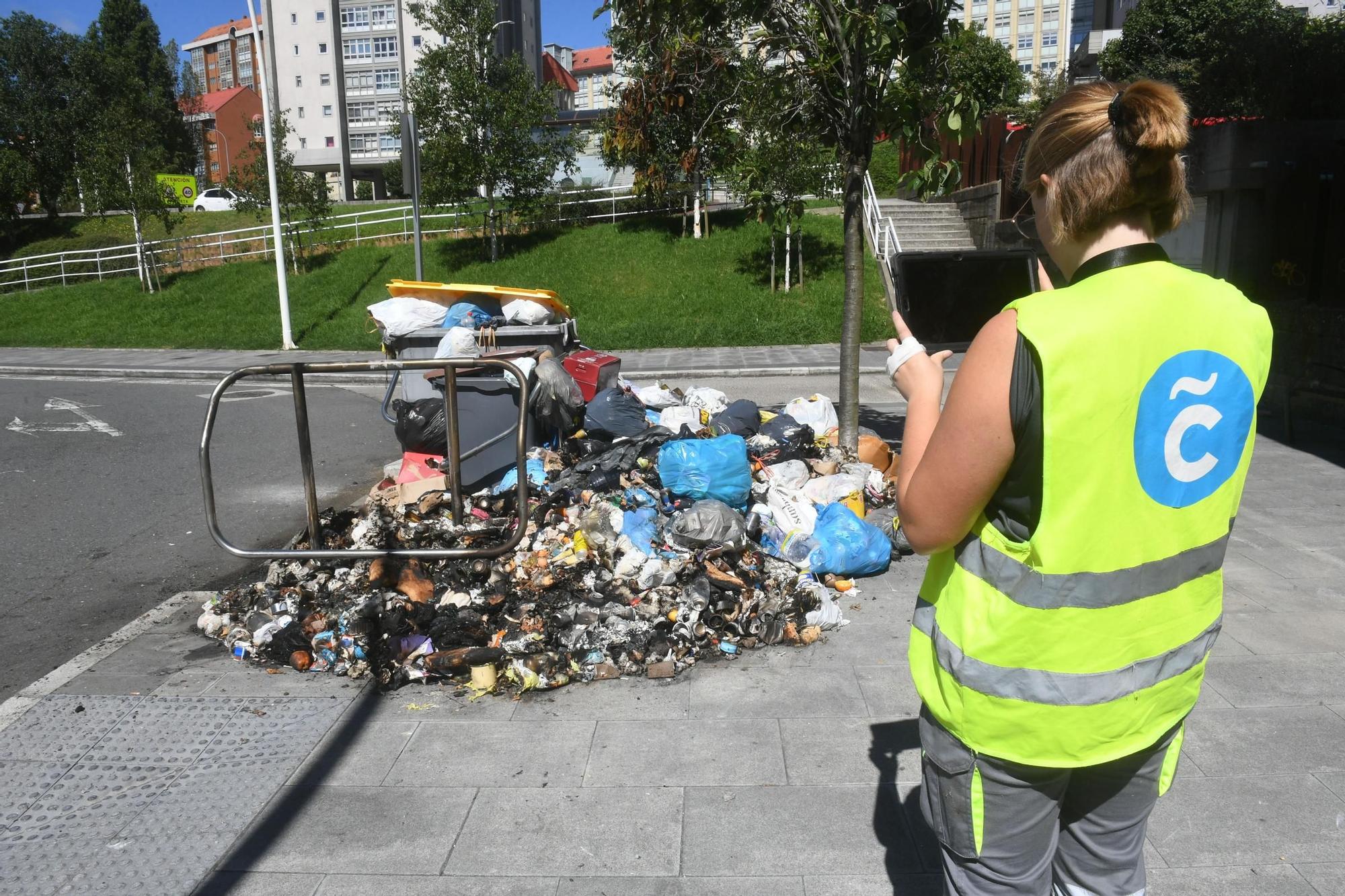 Arden cuatro contenedores de madrugada en A Coruña