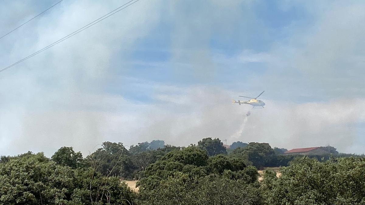 Un helicóptero sofoca las llamas del incendio de Mérida.