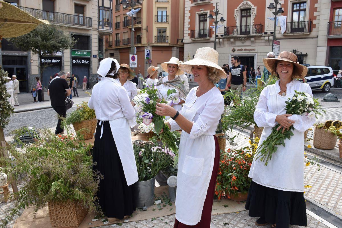 Mujeres con flores durante la Feria Modernista de Alcoy