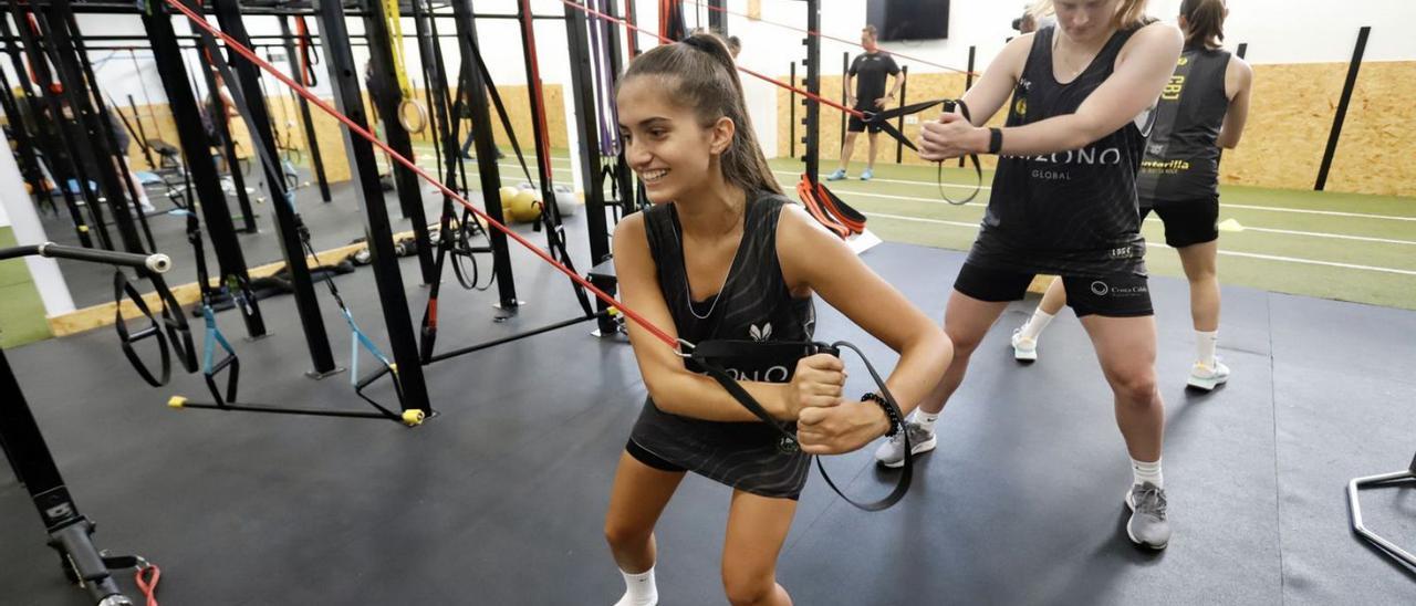 Varias jugadoras, ayer durante los test en la clínica Helpia. | JUAN CARLOS CAVAL