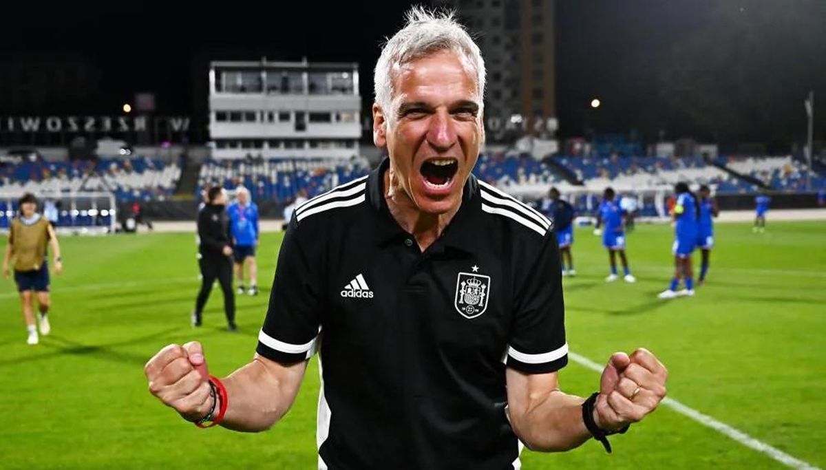 Javier Lerga, el seleccionador, eufórico al final del encuentro.