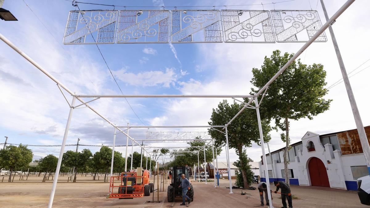 Montaje de la estructura toldos para la Feria en El Arenal