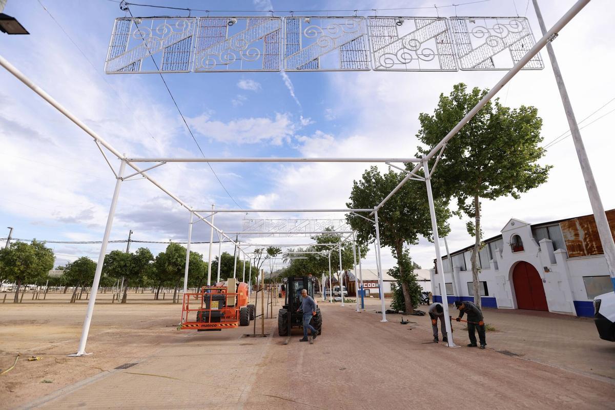 Montaje de la estructura de toldos para la Feria de Córdoba en El Arenal.