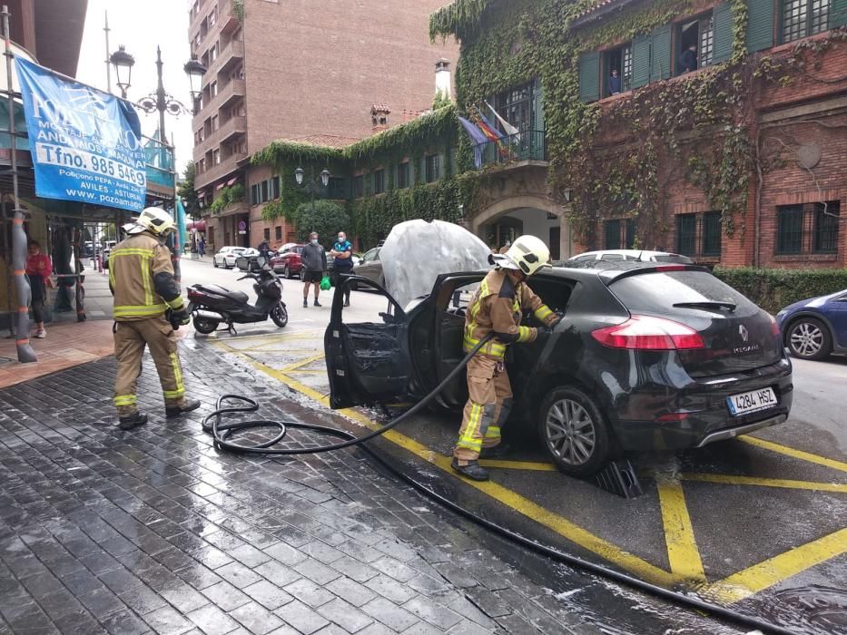 Susto en el centro de Oviedo al arder un coche en marcha.