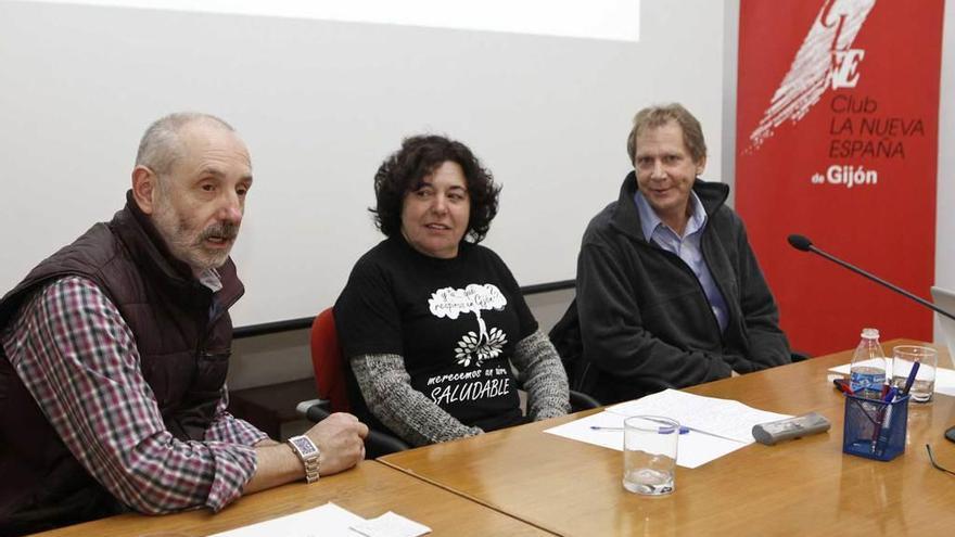 Por la izquierda, Francisco Ramos, Inés Prada y Charles Gasparovic, ayer, en el Club LA NUEVA ESPAÑA de Gijón.