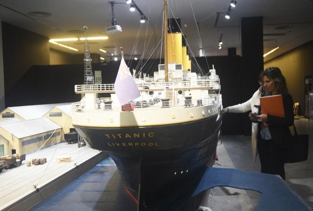 Montaje de la exposición sobre el Titanic en Murcia