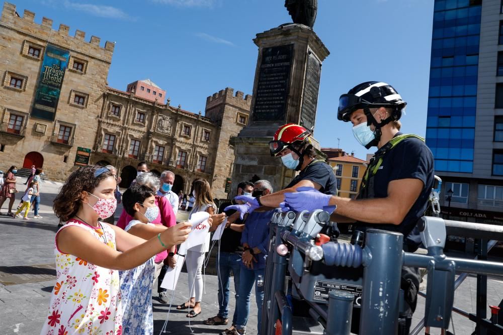 La estatua de Pelayo en Gijón, con mascarilla