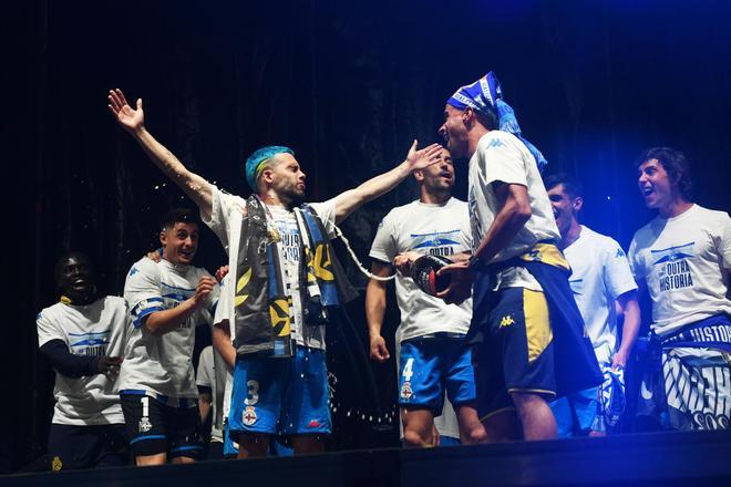 La fiesta de los jugadores del Deportivo y la afición, en la explanada de Riazor.