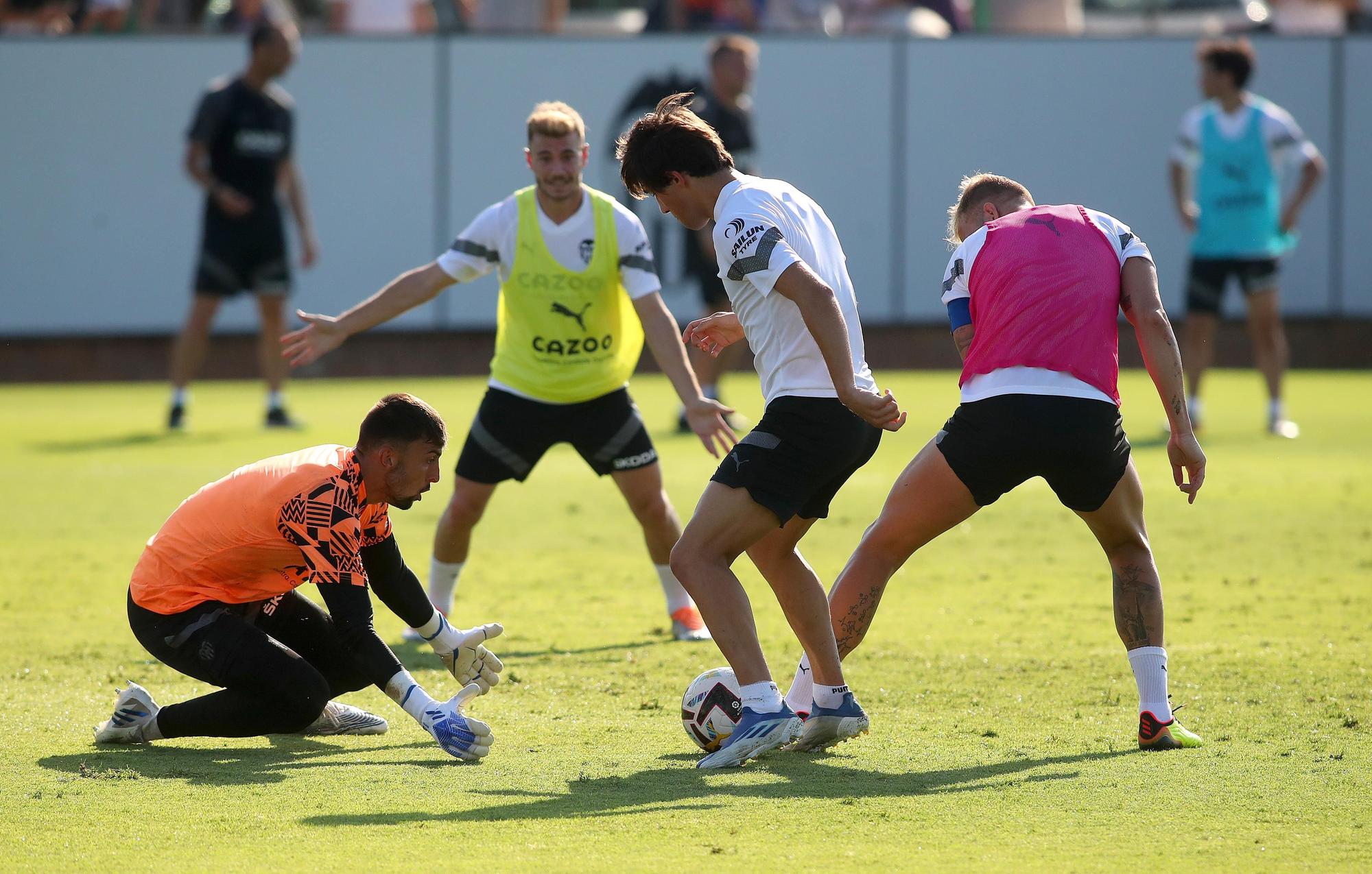 La anécdota de los brazaletes de capitán en el último entrenamiento del Valencia CF