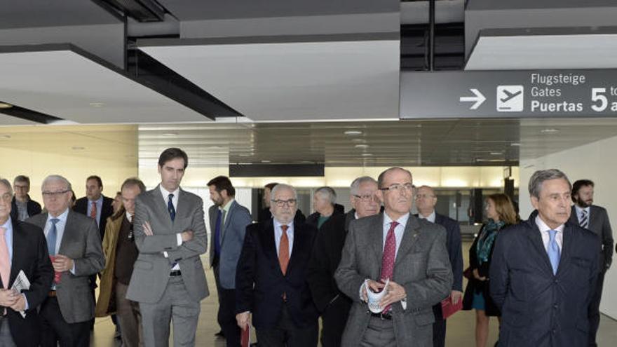 Foto remitida por Altercomu de la visita de los empresarios al aeródromo.