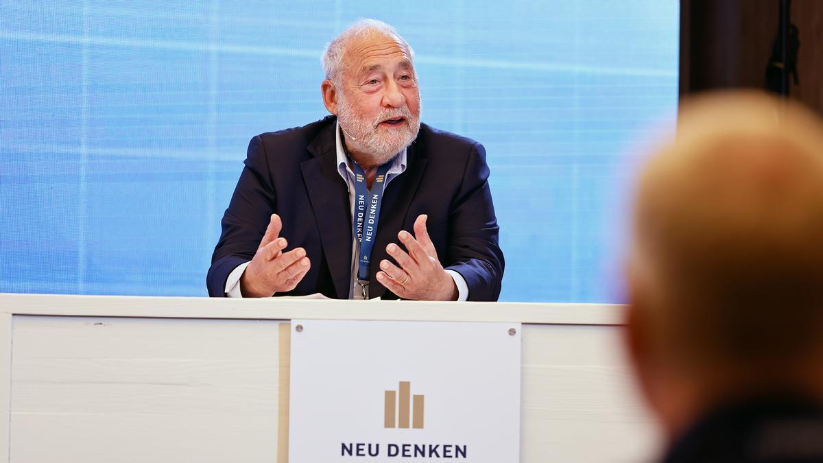 Joseph E. Stiglitz durante su conferencia en el Foro Económico New Thinking 2023. 