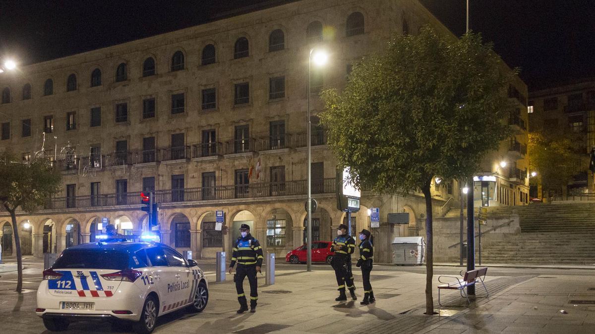 Policías vigilan el cumplimiento del toque de queda en Salamanca.